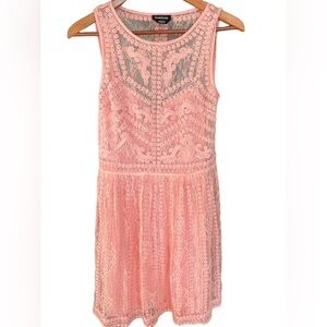 🔥🤍bebe dress size 4 in a gorgeous shell pink.  Lace overlay, fully lined. NICE